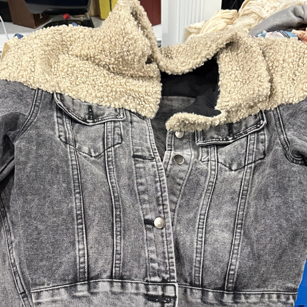Stylish Gray Denim Jacket with Cozy Sherpa Collar